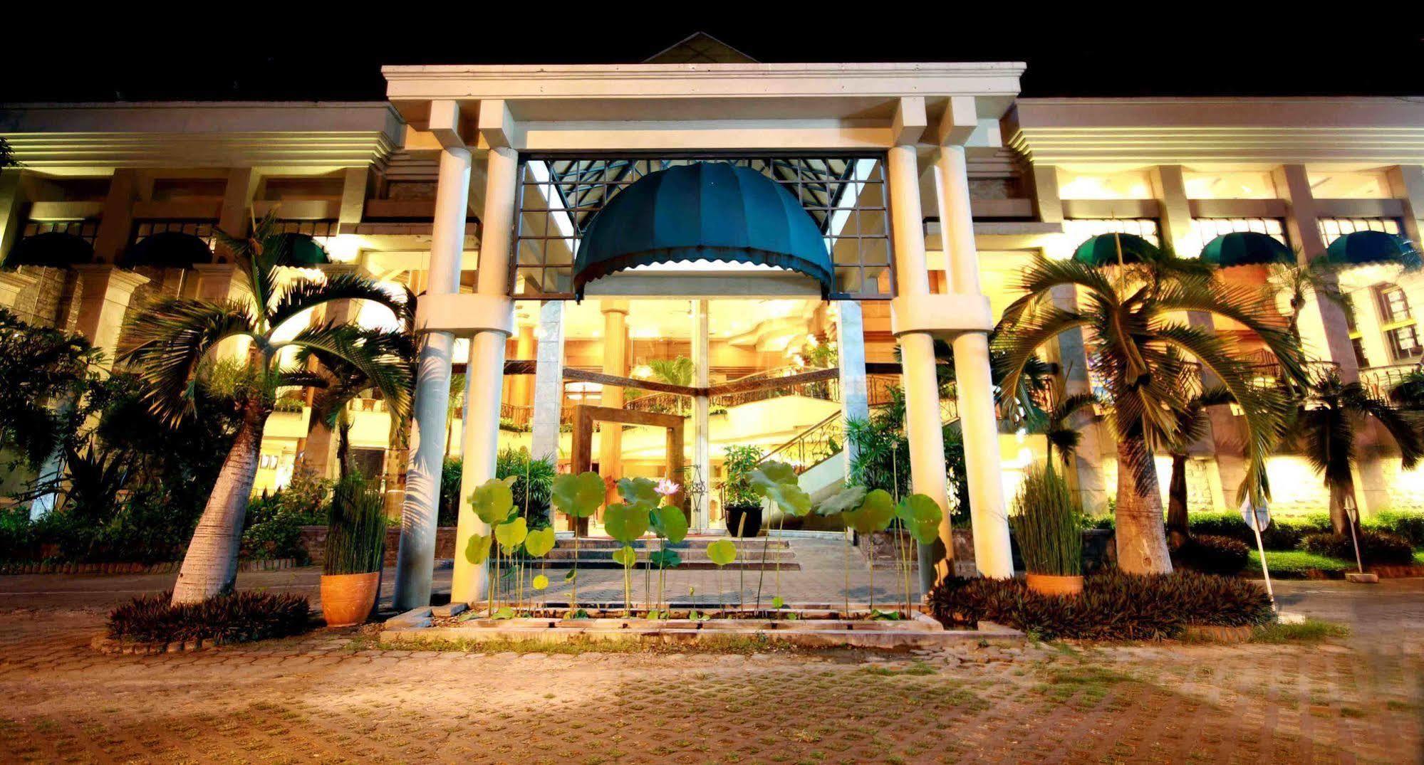 Bentani Hotel & Residence 치레본 외부 사진