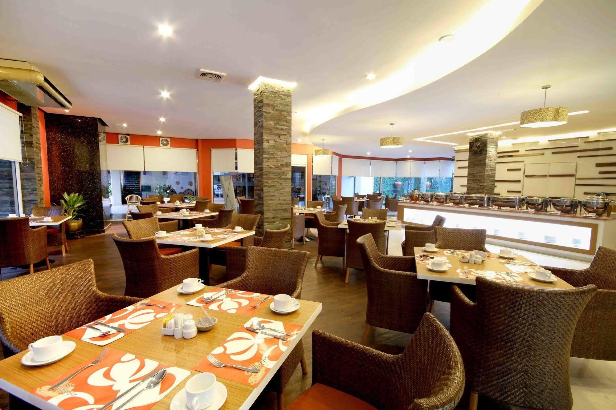 Bentani Hotel & Residence 치레본 외부 사진